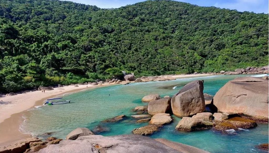 Praia da Sumaca, na Ponta da Juatinga, uma praia de águas verdes rodeada de pedras e mais deserta. Crédito: Divulgação.