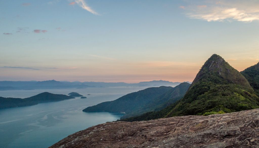 Vista do Pico do Pão de Açúcar, no Saco do Mamanguá, em Paraty (RJ). Crédito: Alessandro Jaral/Wikiloc.