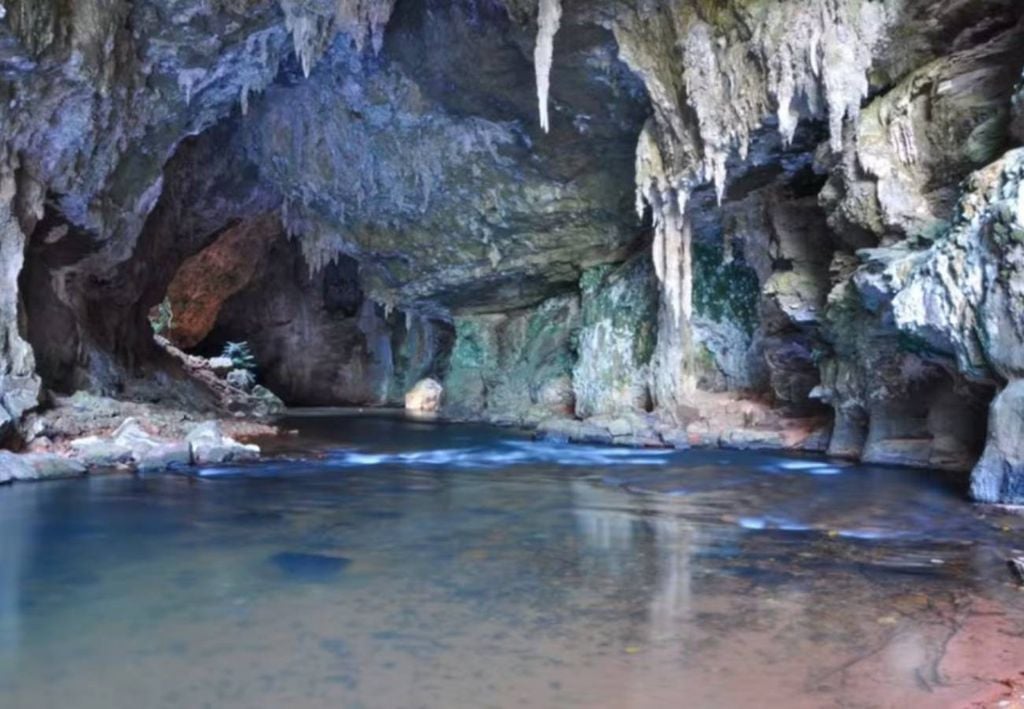 A Caverna São Vicente oferece turismo de aventura radical, exigindo rapel, nado e guia credenciado. Crédito: Arquivo pessoal/Marcelo Peregrino.