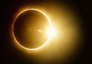 ¿Cada cuánto tiempo podemos presenciar un eclipse total de Sol en el mismo lugar?