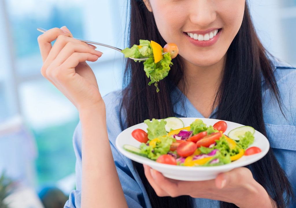 Persona comiendo verduras