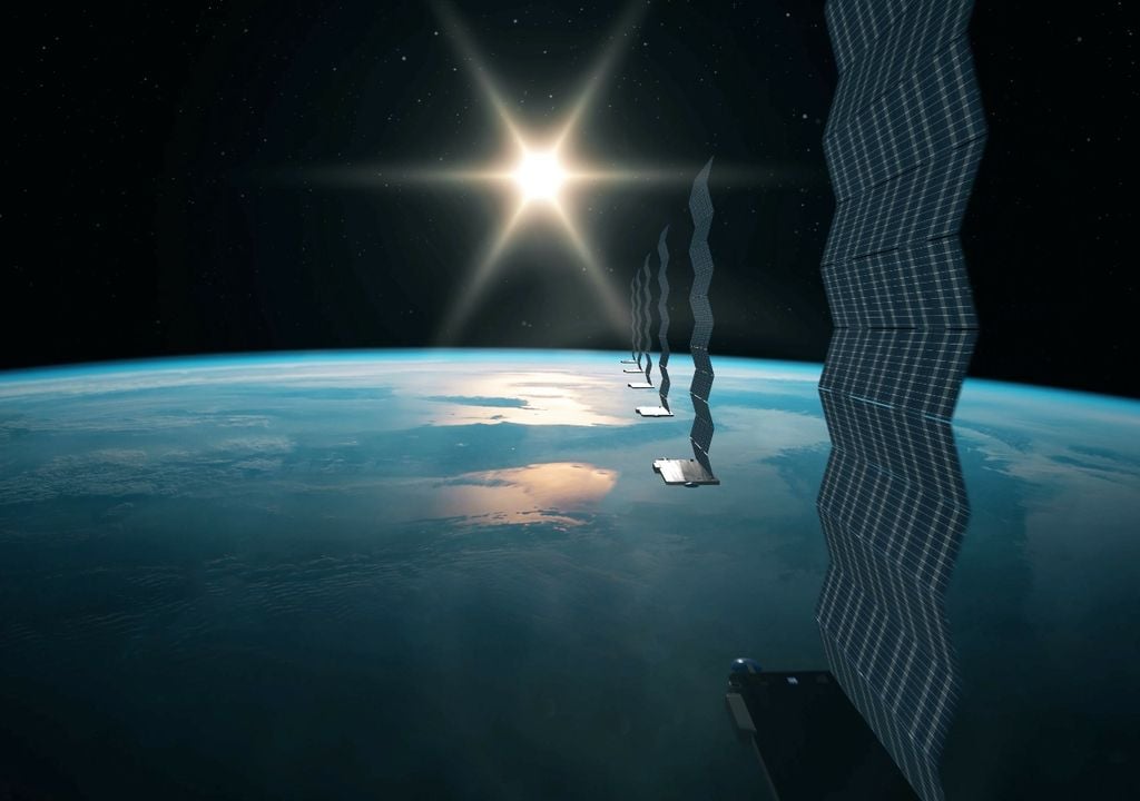 astronomía Los satélites reflejan la luz solar y permanecen visibles incluso después del atardecer.