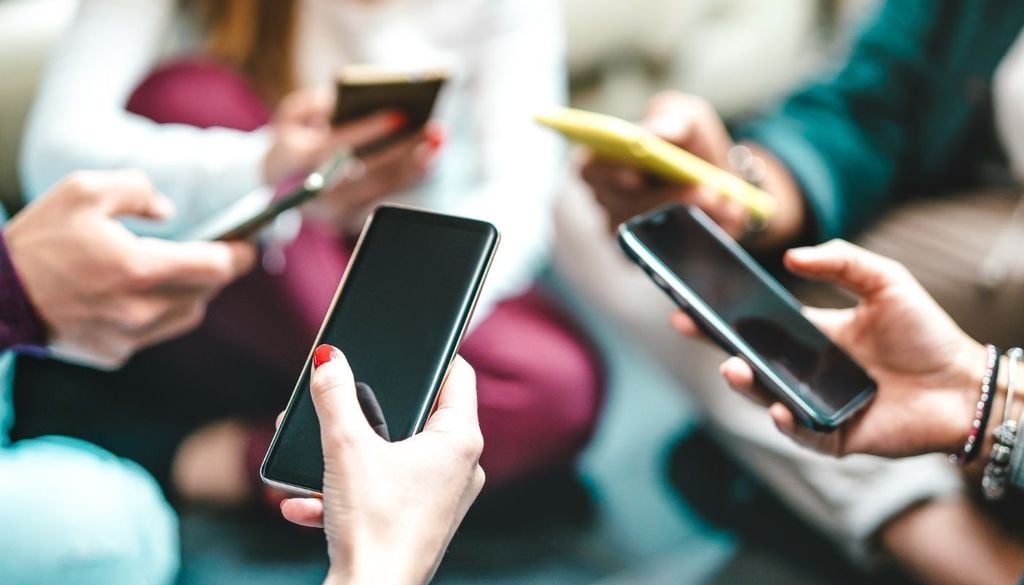 Para quienes crecieron acostumbrados a resolver dudas mediante aplicaciones y plataformas digitales, conversar con una IA resulta una extensión bastante natural de sus hábitos cotidianos.