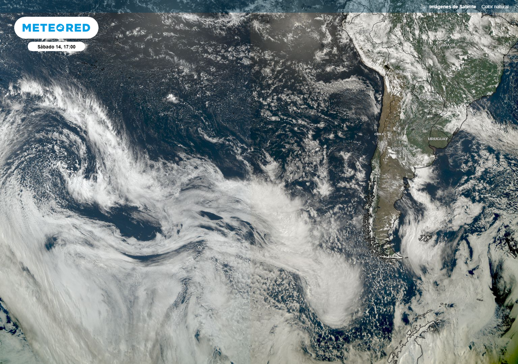 Desde la Polinesia y casi llegando a la Patagonia. Los satélites nos muestran el sistema frontal que se aproxima a Chile.