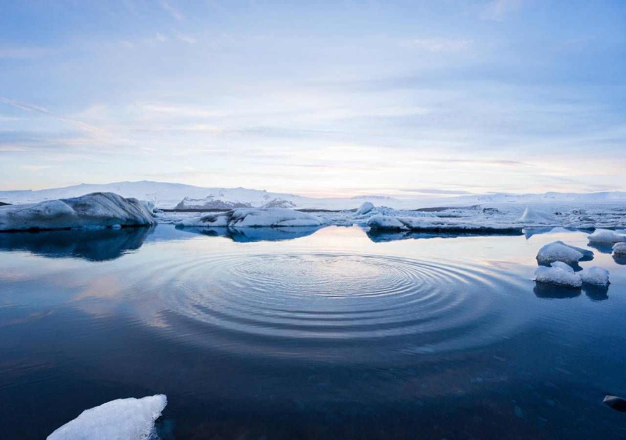 Steffen Olsen, climatólogo danés, tomó una fotografía en 2019 que muestra cómo los enormes témpanos de hielo de Groenlandia se han convertido en un único gran lago de agua congelada. Fuente: Blue Action