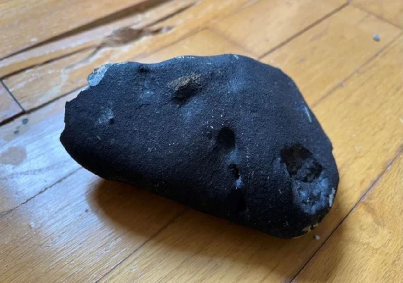 Caiu um meteorito no quarto de um casal. O que aconteceu?