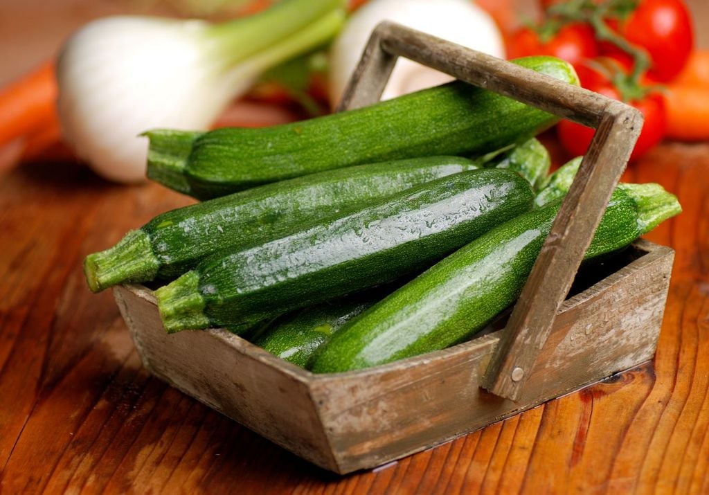 Se recomienda no pelar la piel del calabacín, ya que está llena de nutrientes y tiene un delicioso sabor. Se recomienda no pelar la piel del calabacín, ya que está llena de nutrientes y tiene un delicioso sabor.