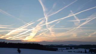 ¿Quién contamina más en los aviones un viajero de la clase económica, económica premium, ejecutiva o primera clase?