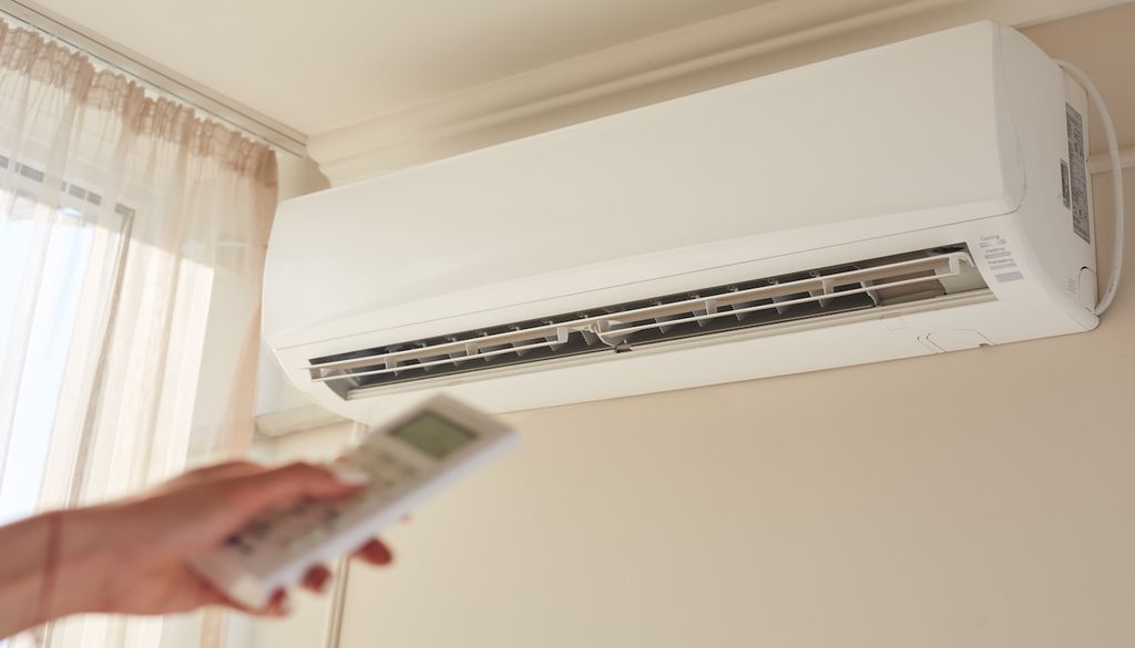 Lo split interno di un impianto di aria condizionata. Importante è tenere puliti i filtri e regolare la temperatura possibilmente entro 6°C di differenza dall'esterno, e mai sotto ai 26°C.