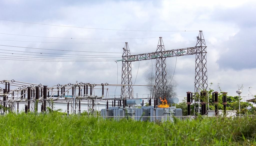 Una centrale di trasformazione, con un principio di incendio dovuto a una ondata di caldo.