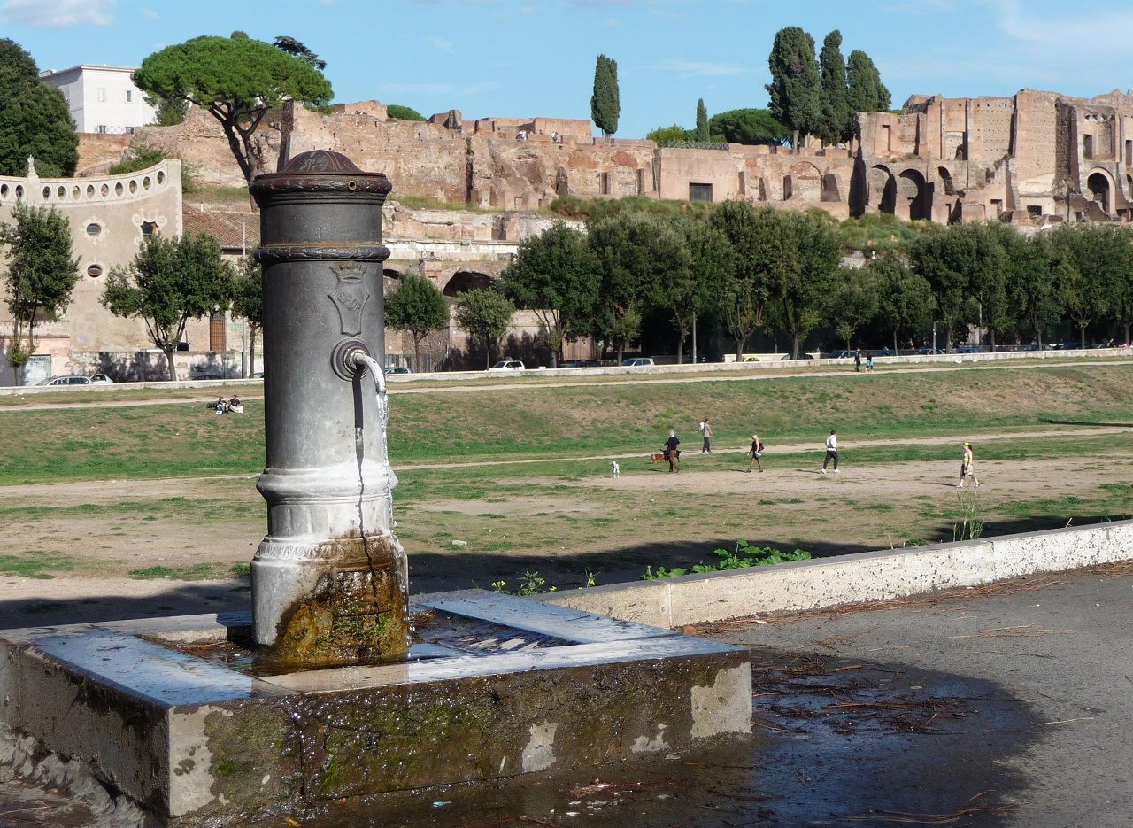Una fontanella pubblica a Roma, conosciuta con il nome di "nasone". In tutta la città ce ne sono centinaia.
