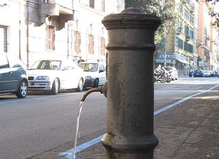 Grande caldo a Roma, questa è la mappa delle oltre duemila fontanelle pubbliche dove bere acqua di sorgente gratis