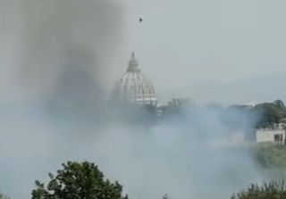 Caldo e siccità, ancora incendi a Roma: le fiamme sfiorano le case