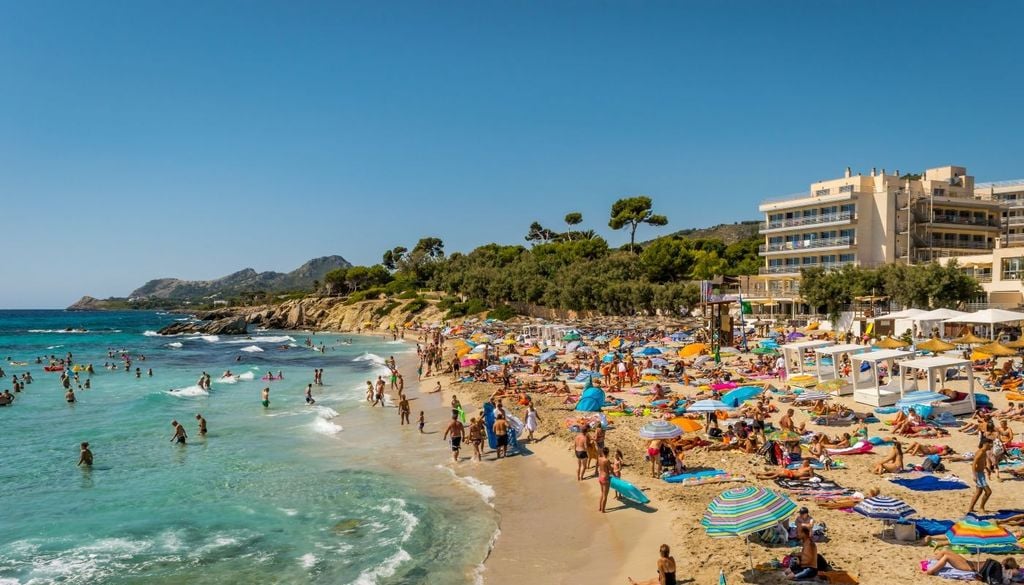 Caldo, spiaggia. Il caldo e l'afa si avvertiranno maggiormente sulle località costiere del Sud dove avremo il tempo ideale per stare in spiaggia e per le prime nuotate in un mare caldo come agosto.