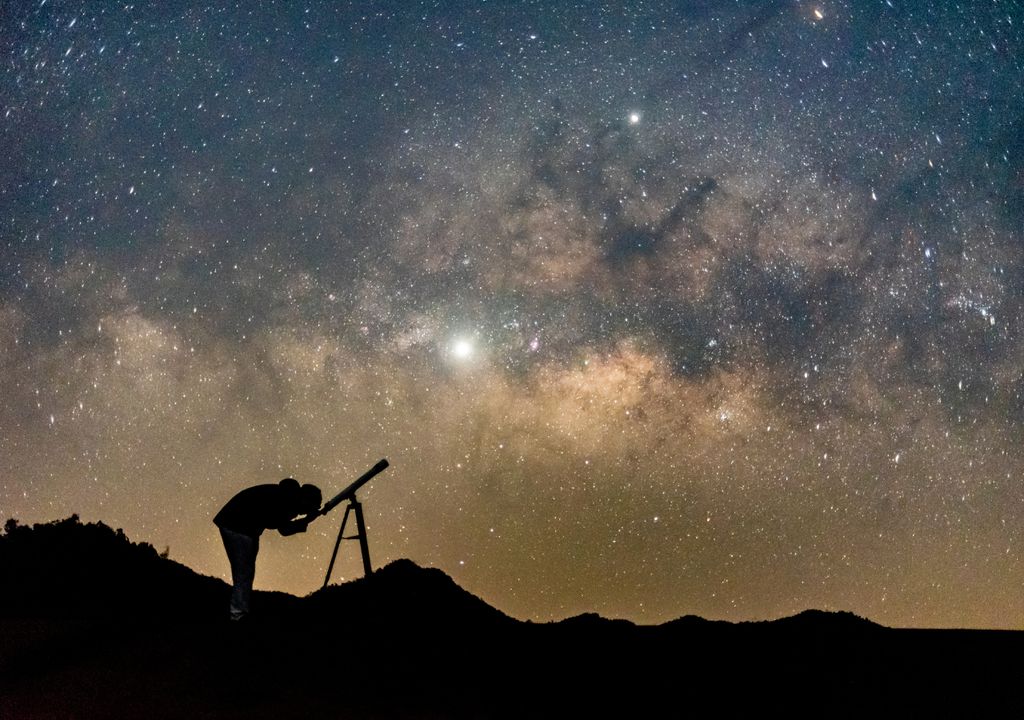 telescópio; observação; céu noturno; astronomia