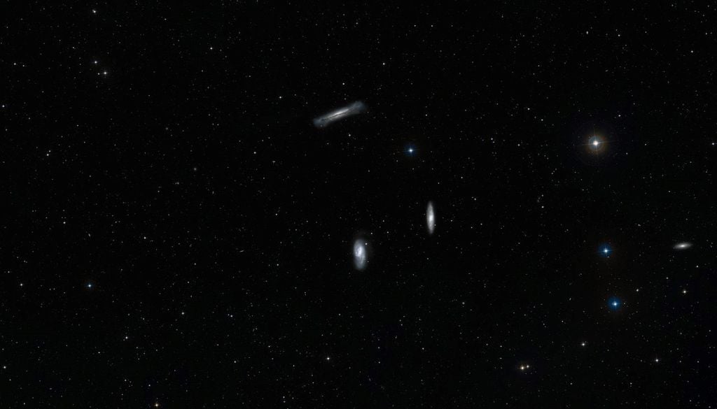 Triplete de Leo. Crédito: NASA, ESA y Sondeo Digital del Cielo 2. Agradecimiento: Davide De Martin (ESA/Hubble).