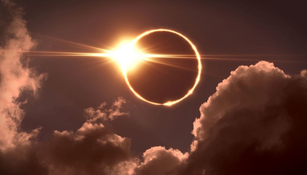 Un eclipse solar total ocurre cuando el disco de la luna cubre completamente al Sol.