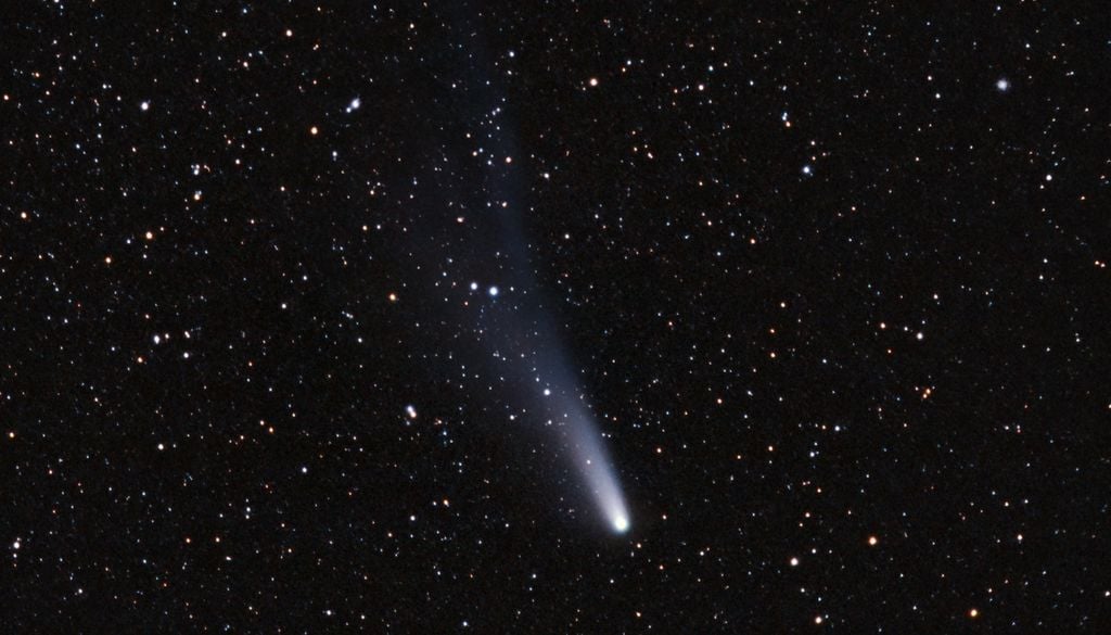 Las oriundas ocurren cuando la Tierra, en su recorrido alrededor del Sol, cruza por los restos del cometa Halley.
