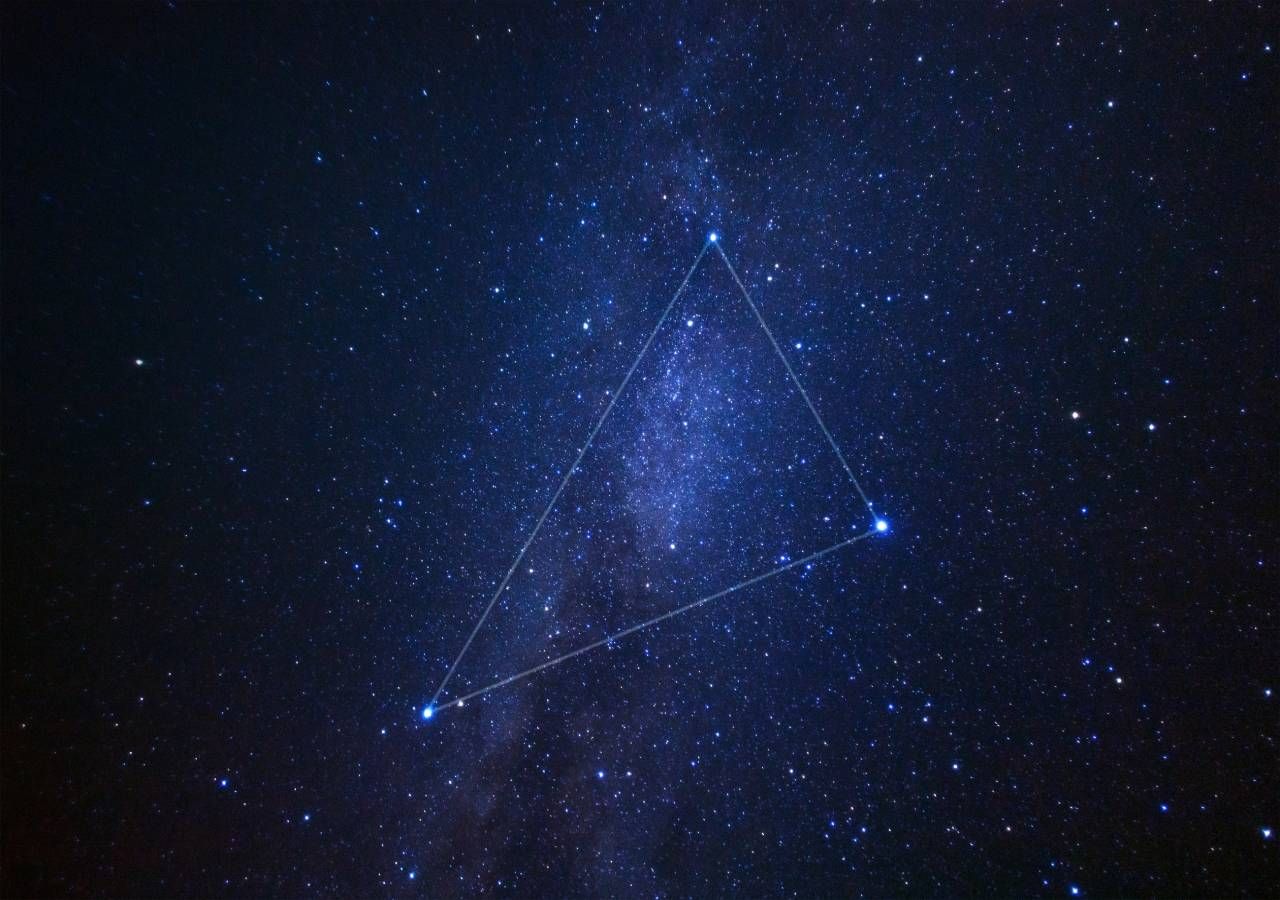 Vega, Altair e Deneb, as três estrelas que compõem o famoso Triângulo de Verão.