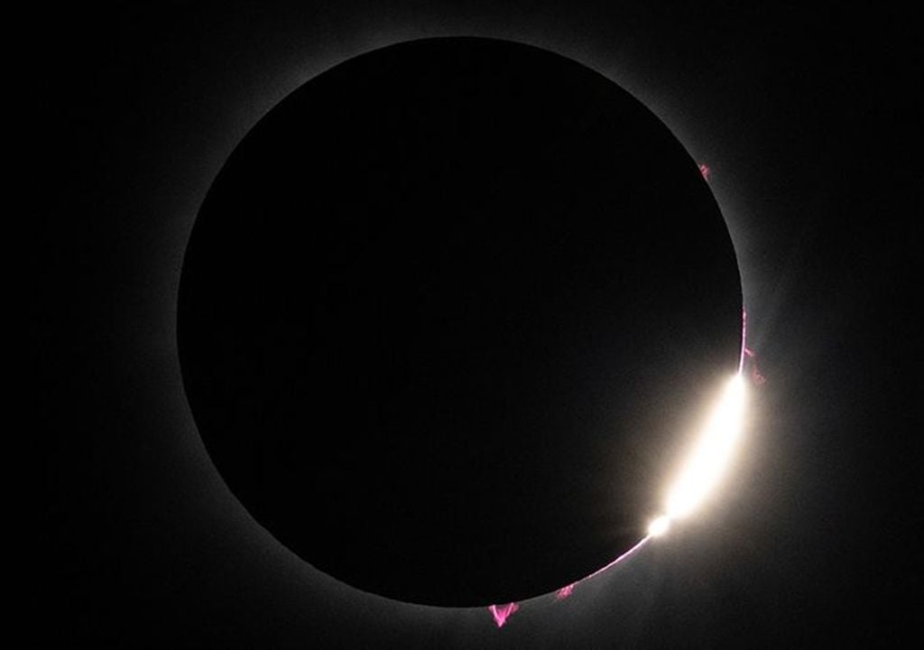 vista de su corona justo después de la totalidad de un eclipse en Dallas, Texas, el lunes 8 de abril de 2024
