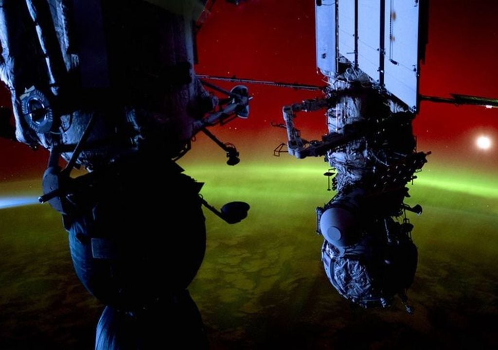 astronautas de la NASA Don Pettit y Matthew Dominick dentro de una aurora roja en el espacio