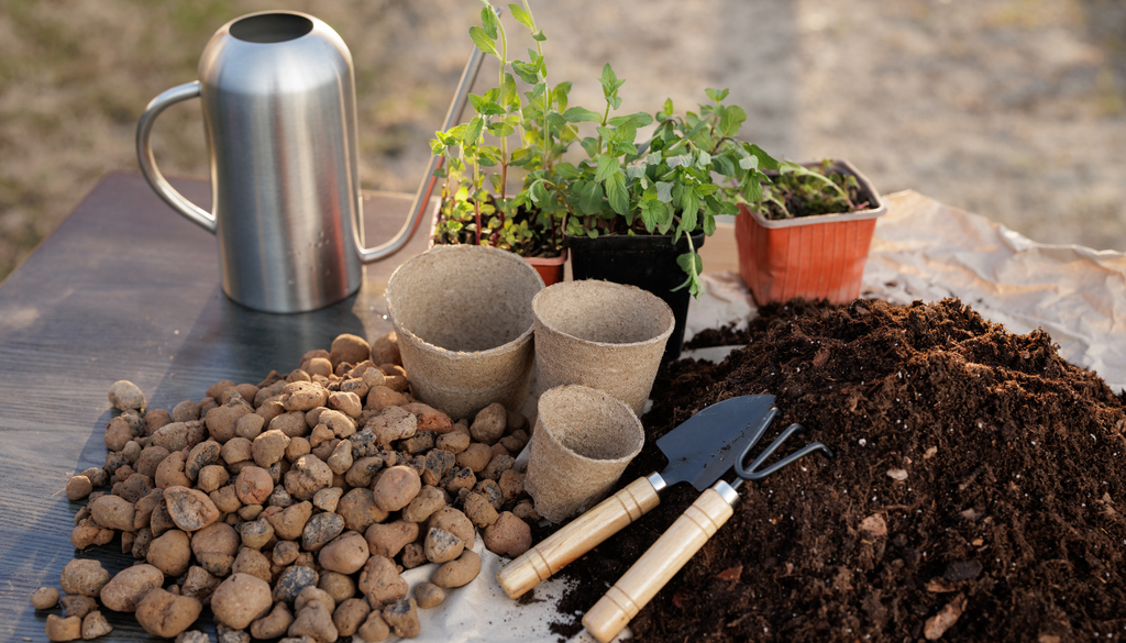 El sustrato viejo no siempre se tira: puede renovarse mezclándolo con compost, fibra y algo de materia orgánica bien descompuesta.