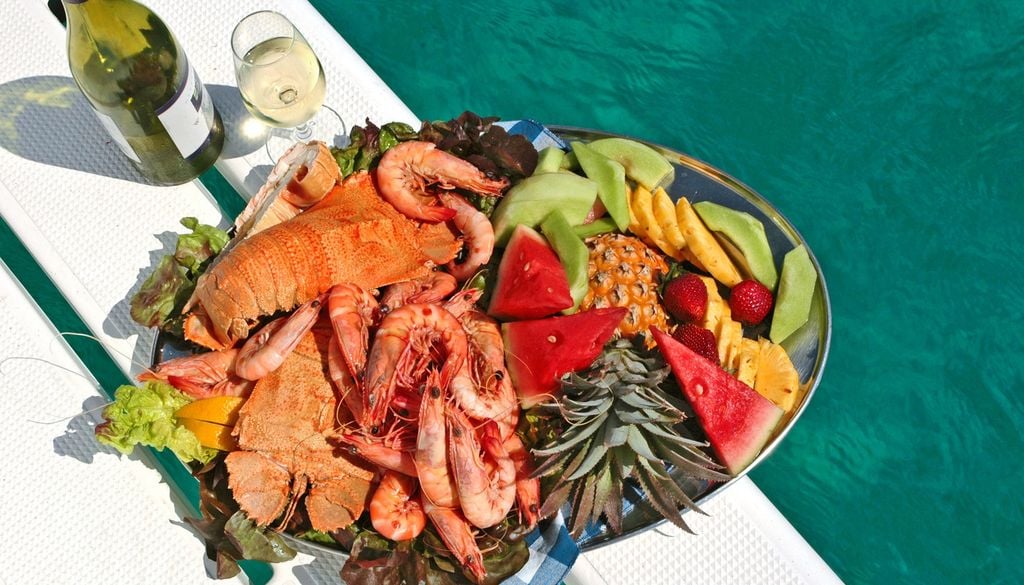Plateau fruits de mer pastèque langoustine crevette vin verre plage eau été Moules, homards ou encore saumon, direction la poissonnerie pour se régaler ce mois-ci.