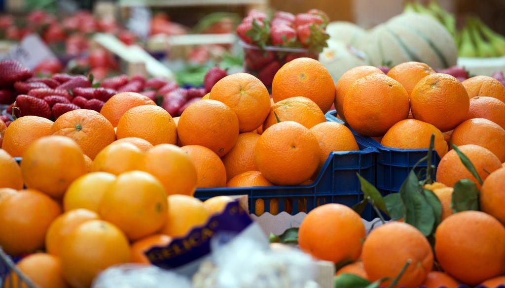 Étal marché fraise melon orange En août, les étals de marché restent couverts de couleurs et de saveurs !