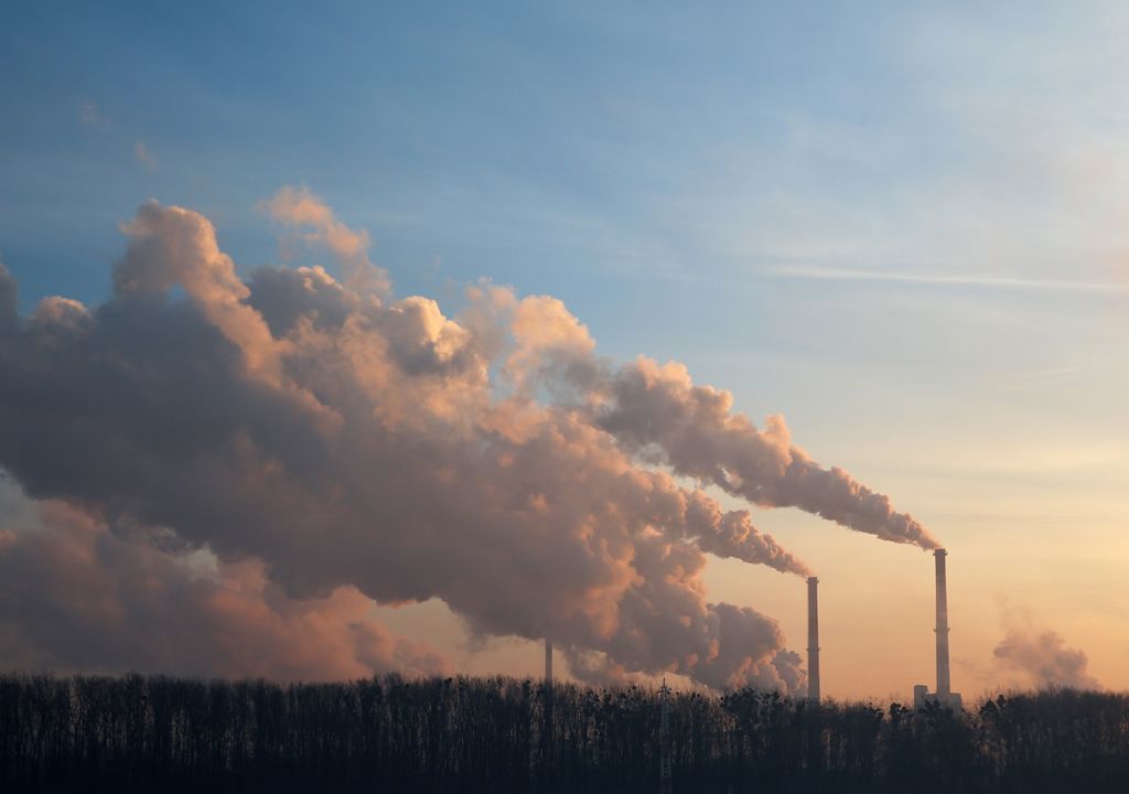 Industria emitiendo gases