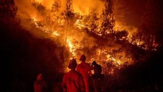 California hace frente a unos de los incendios más grandes de su historia