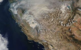 California sigue ardiendo por incendios causados por tormentas secas
