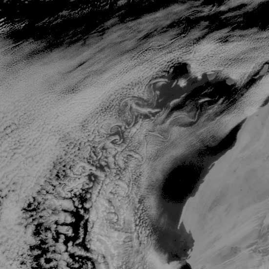 Calle De Remolinos O Vórtices De Von Karman: Fenómenos Atmosféricos Nubosos A Sotavento De Islas (I - A) Calle De Remolinos O Vórtices De Von Karman: Fenómenos Atmosféricos Nubosos A Sotavento De Islas (I - A)