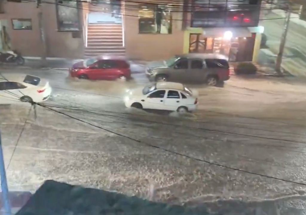 Una granizada excepcional y lluvias torrenciales provocaron escenas poco habituales en el oeste de Ciudad de México. Captura de imagen, gentileza de video vía Facebook de Yarahit Iturbe.