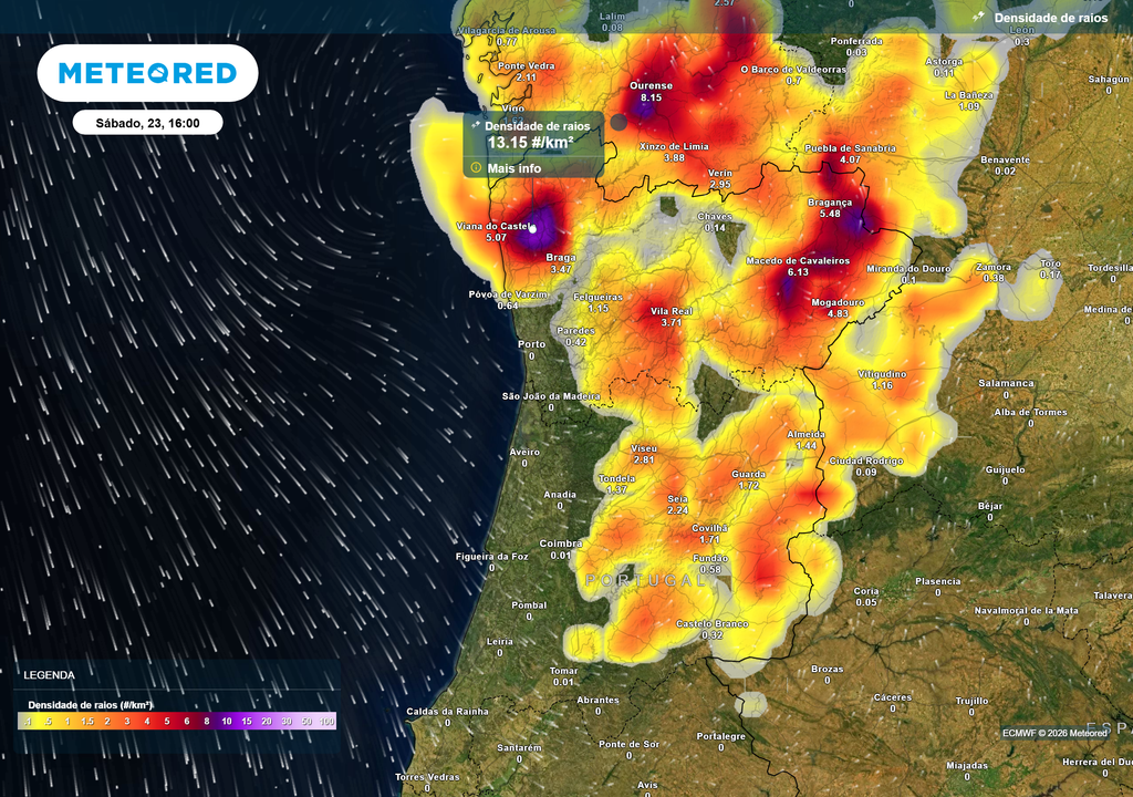 Densidade de Raios Sábado à tarde com elevada densidade de raios no Norte e Centro, sinal de trovoadas potencialmente fortes.