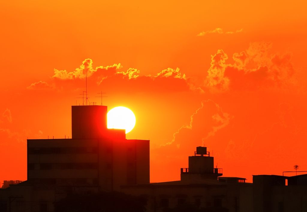 A recomendação da Organização Mundial da Saúde é de ingerir bastante água, umidificar os ambientes e evitar esforços físicos nos horários mais quentes do dia.