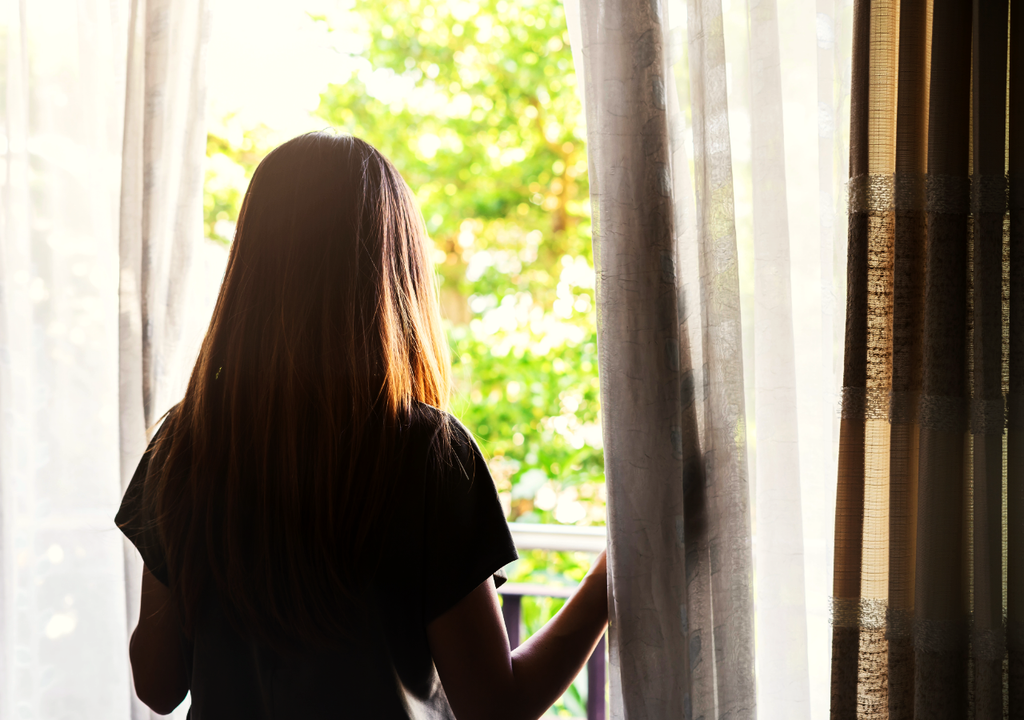 Cerrar las cortinas para evitar el Sol directo es una buena forma de evitar el aumento excesivo de las temperaturas al interior de la casa.