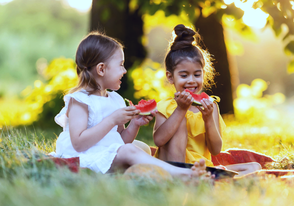niñas comiendo sandía