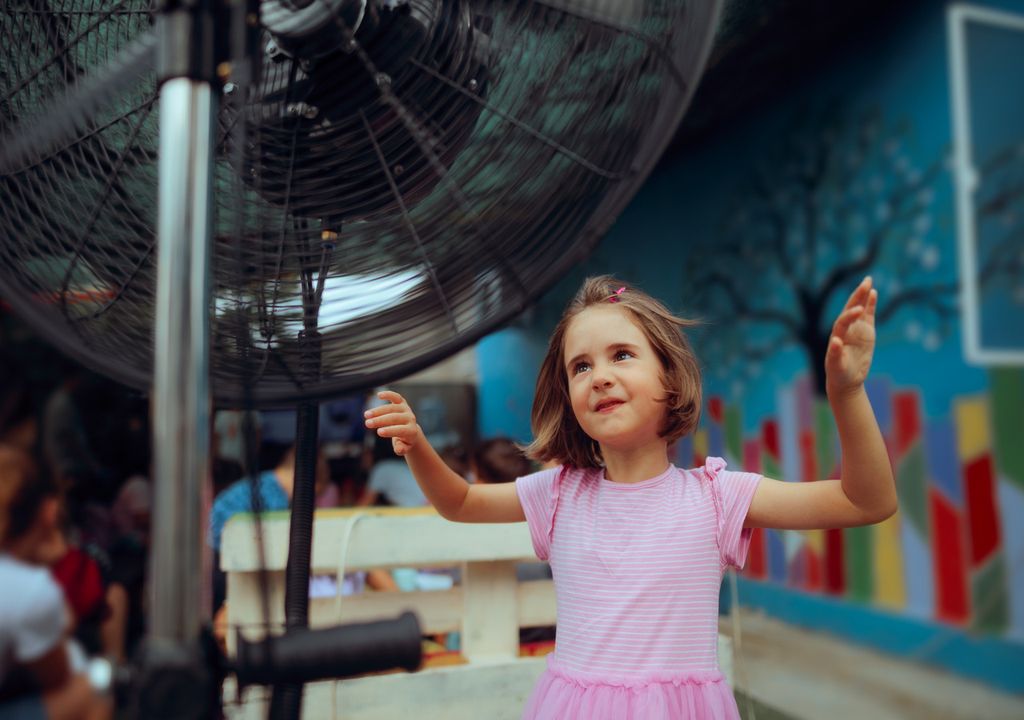 Las medidas necesarias no se solventan solo con poner ventiladores en las aulas.