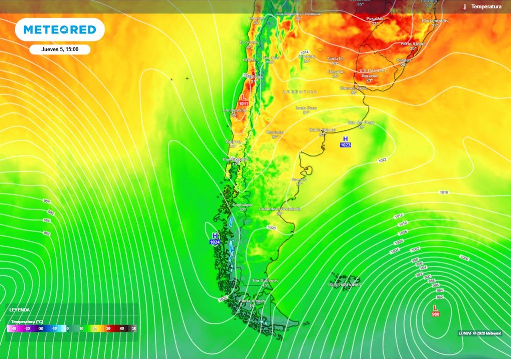 La figura muestra la configuración sinóptica responsable del aumento de temperaturas: una alta presión sobre Argentina, el fortalecimiento del anticiclón del Pacífico y una baja relativa en Chile central que favorece el ascenso térmico en los valles interiores.