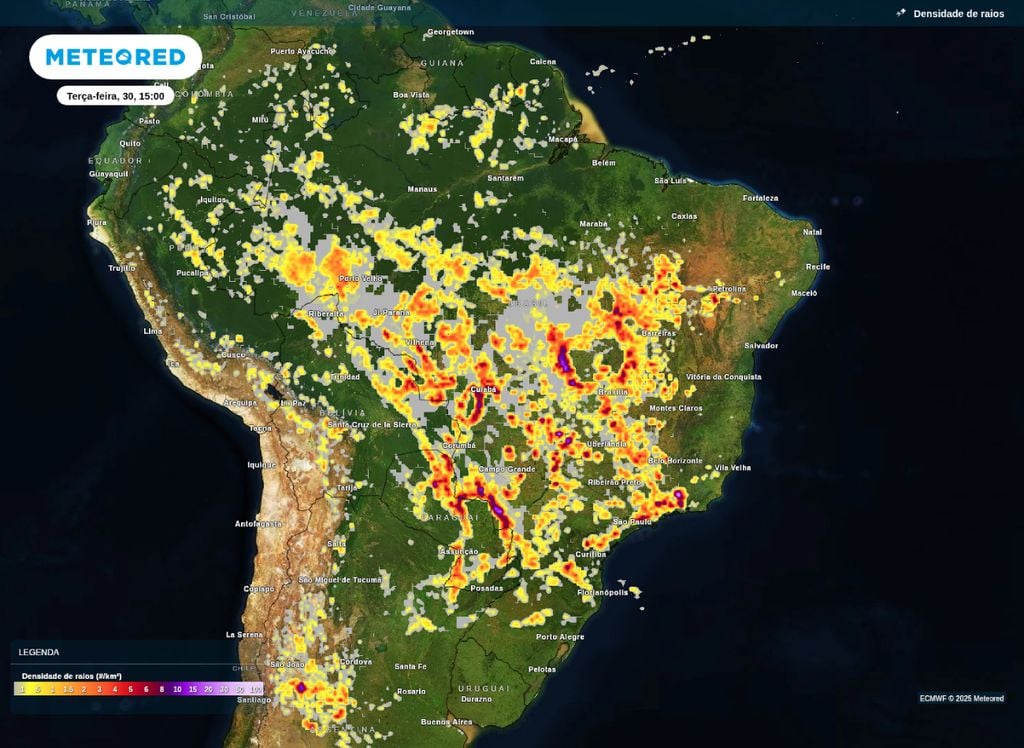 Densidade de raios nos mostra que boa parte do Brasil se encontra propícia a tempestades na tarde desta terça (30). Densidade de raios nos mostra que boa parte do Brasil se encontra propícia a tempestades na tarde desta terça (30).