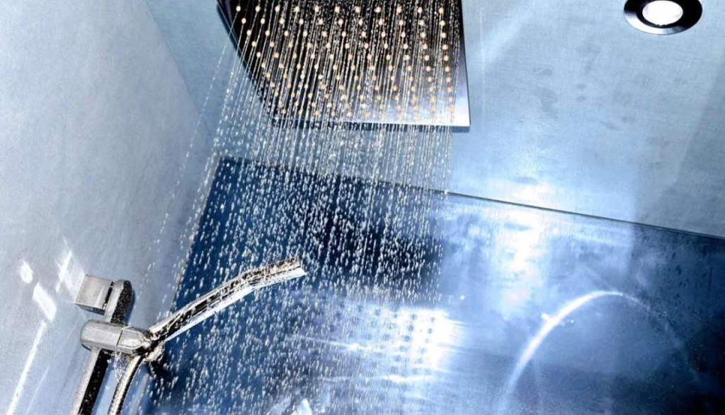 Changer les habitudes de douche et de toilettes pourrait aider à combler le déficit de millions de litres d’eau. Source : Université de Surrey. Changer les habitudes de douche et de toilettes pourrait aider à combler le déficit de millions de litres d’eau. Source : Université de Surrey.