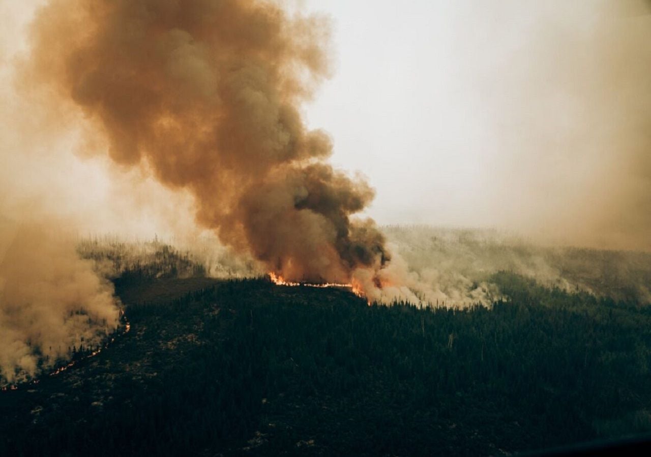 El cambio climático duplicó la probabilidad de incendios forestales en Canadá.
