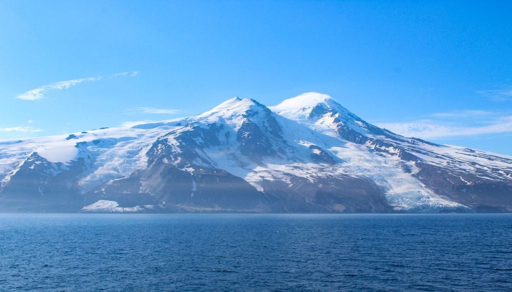 Un fuerte terremoto cerca de la isla ártica de Jan Mayen provocó un alud masivo de rocas en marzo de 2025. Los escombros resultantes sepultaron parte del glaciar Kjerulf bajo rocas y escombros. Imagen de Grace Angeli