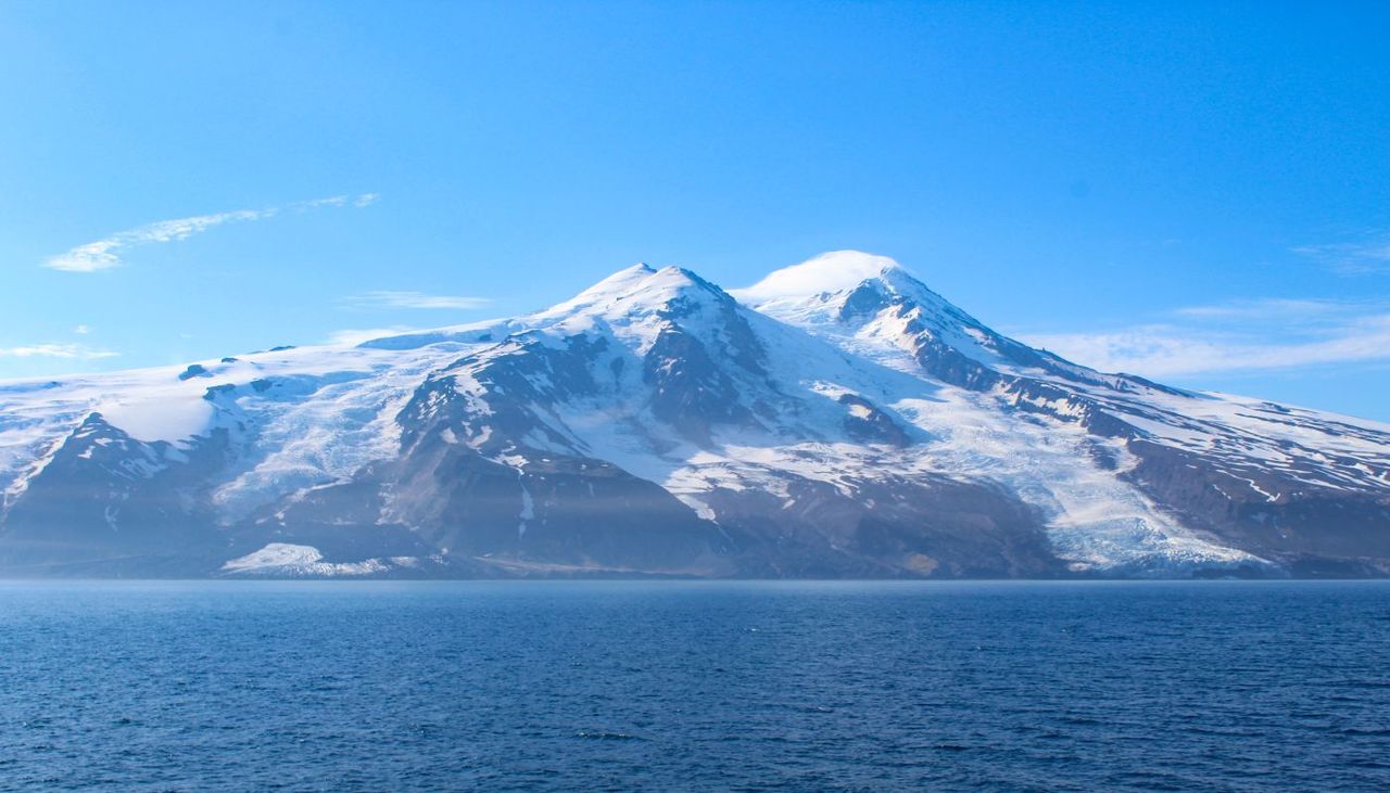 Un fuerte terremoto cerca de la isla ártica de Jan Mayen provocó un alud masivo de rocas en marzo de 2025. Los escombros resultantes sepultaron parte del glaciar Kjerulf bajo rocas y escombros. Imagen de Grace Angeli