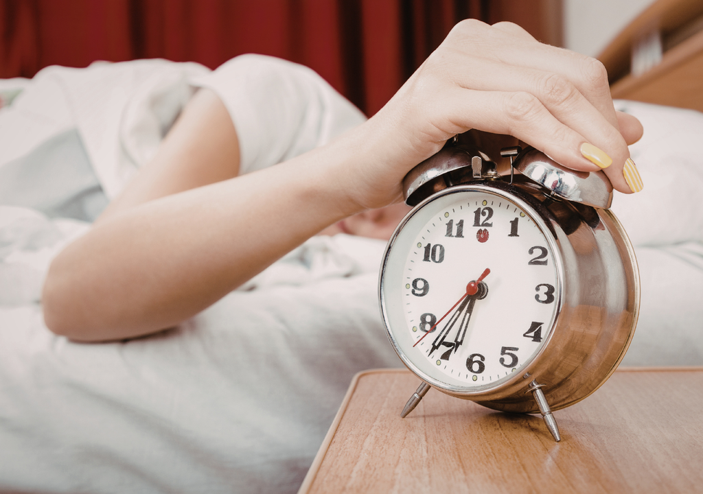 El cambio de hora puede alterar temporalmente nuestro ritmo circadiano, generando cansancio o dificultades para dormir, especialmente cuando se adelanta el reloj y se pierde una hora de descanso.