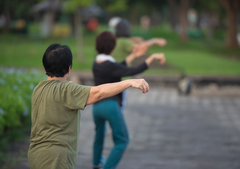 Adultos mayores practicando Tai Chi Adultos mayores practicando Tai Chi