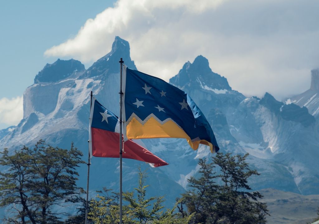 Bandera chilena y de la Región de Magallanes con las Torres del Paine al fondo Bandera chilena y de la Región de Magallanes con las Torres del Paine al fondo