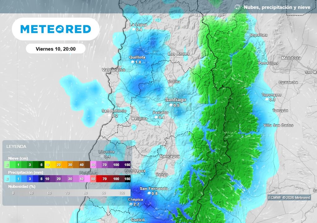 ECMWF Modelo europeo continúa mostrando chubascos en la Región Metropolitana durante las últimas horas del viernes, incluyendo también a Santiago.