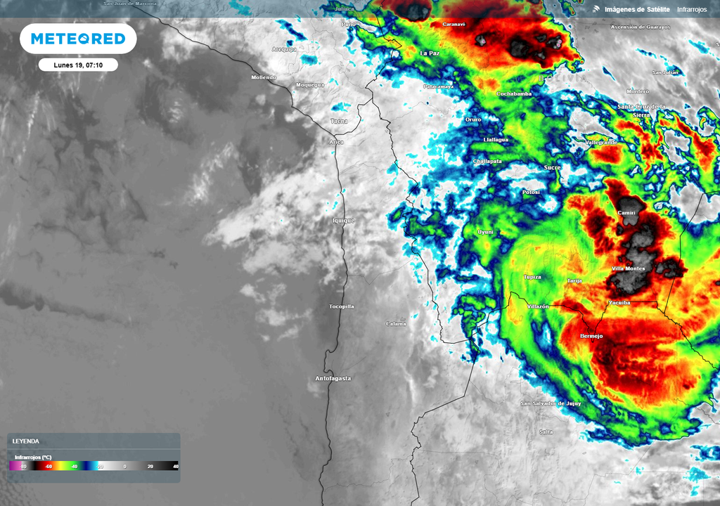 Abundante nubosidad alta cubrió el cielo del norte de Chile durante la amanecer del lunes 19 de enero. La alta de Bolivia está activa y favorece el desarrollo de tormentas sobre Bolivia y el norte de Argentina.