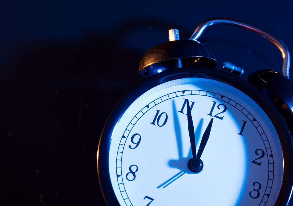 Reloj marcando casi media noche Reloj marcando casi media noche